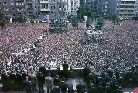 JFK Berlin Crowd